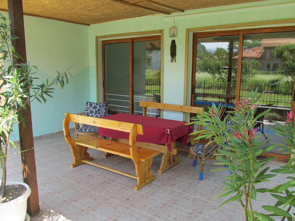 Pri Orehite Guesthouse Όρεσακ Εξωτερικό φωτογραφία