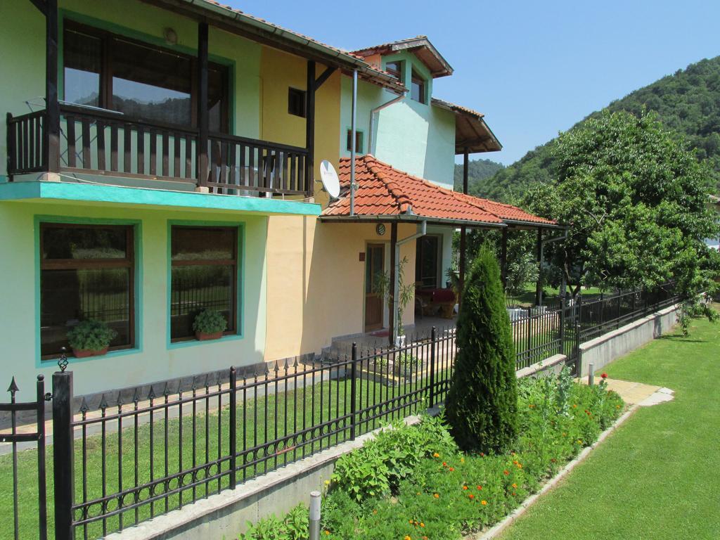 Pri Orehite Guesthouse Όρεσακ Εξωτερικό φωτογραφία