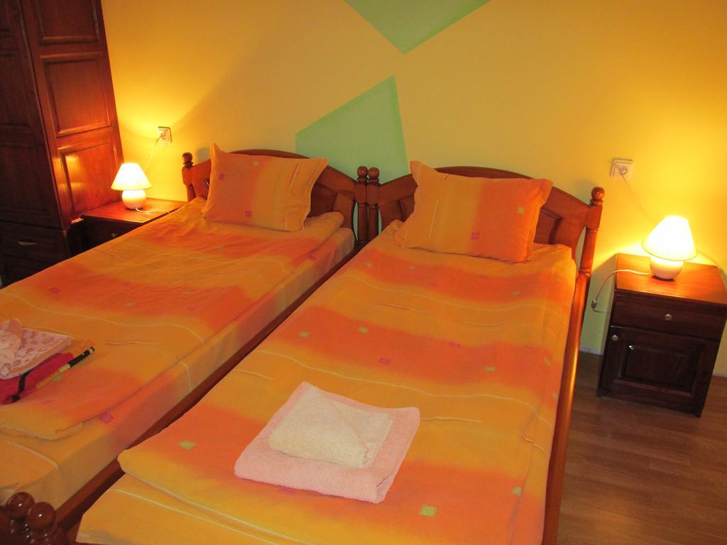 Pri Orehite Guesthouse Όρεσακ Εξωτερικό φωτογραφία